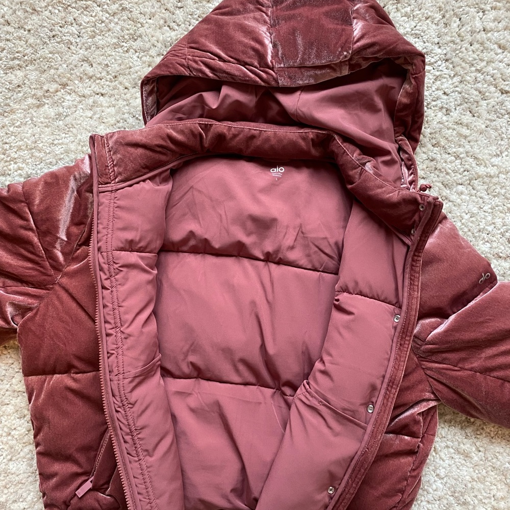 ALO Yoga Velvet Puffer Jacket in Dusty Rose